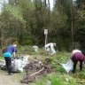 Zbieranie odpadu od potoka po cestu v časti Bukovina