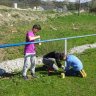 Žiaci - futbalisti natierajú bariéru ihriska